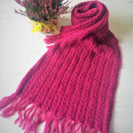 Vyšnios spalvos megztas šalikas