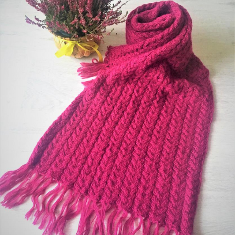 Vyšnios spalvos megztas šalikas