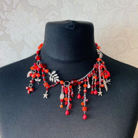 Raudonos spalvos vėrinys ,,Chaosas" 