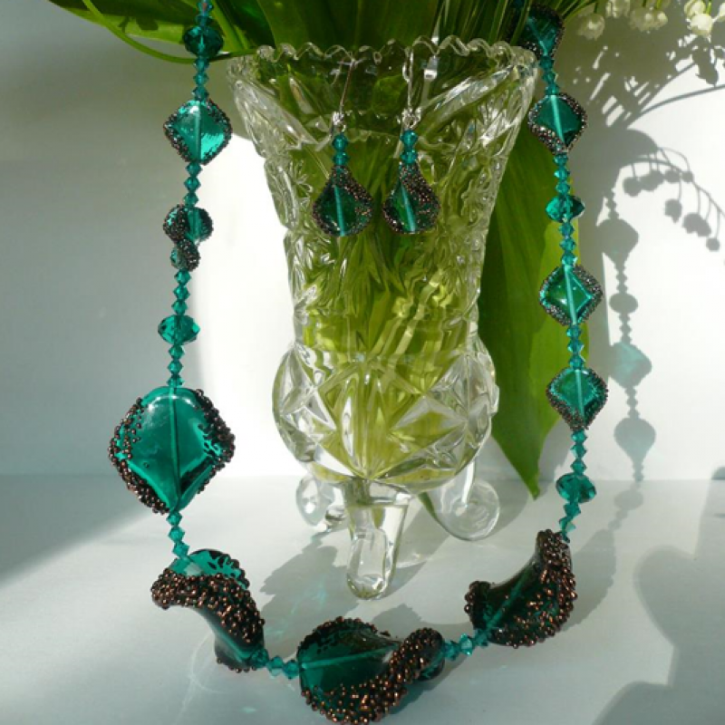 Žalios spalvos vėrinys ir auskarai 