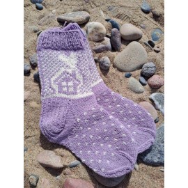 Megztos vilnonės kojinės su namukais šviesiai violetinės-alyvinės spalvos
