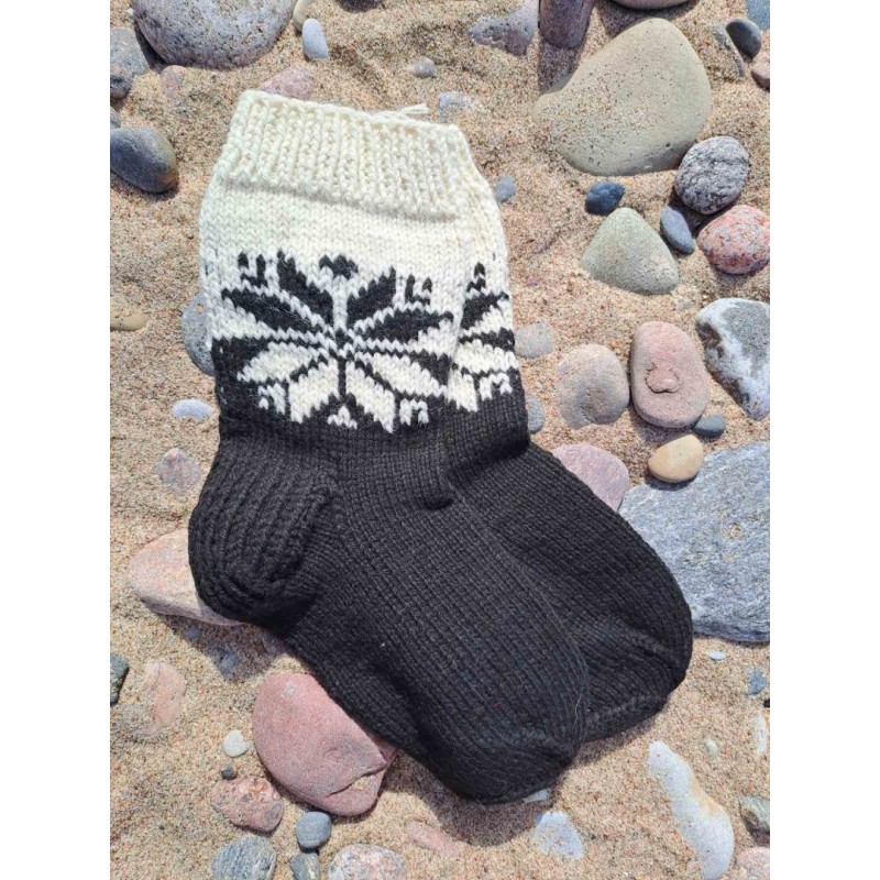 Megztos vilnonės kojinės juodos spalvos su baltu raštu