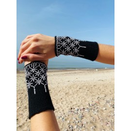 Riešinės juodos spalvos su ,,snaigių" raštu 15X7.5cm Riešinės juodos spalvos su ,,snaigių" raštu 15X7.5cm