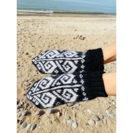 Megztos juodos spalvos pirštinės su didelėmis širdimis