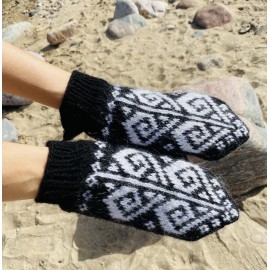 Megztos juodos spalvos pirštinės su didelėmis širdimis