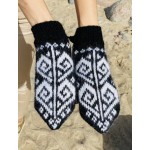 Megztos juodos spalvos pirštinės su didelėmis širdimis