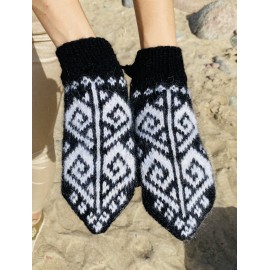 Megztos juodos spalvos pirštinės su didelėmis širdimis