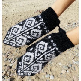 Megztos juodos spalvos pirštinės su didelėmis širdimis