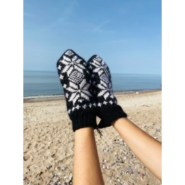 Megztos juodos spalvos pirštinės su snaigėmis