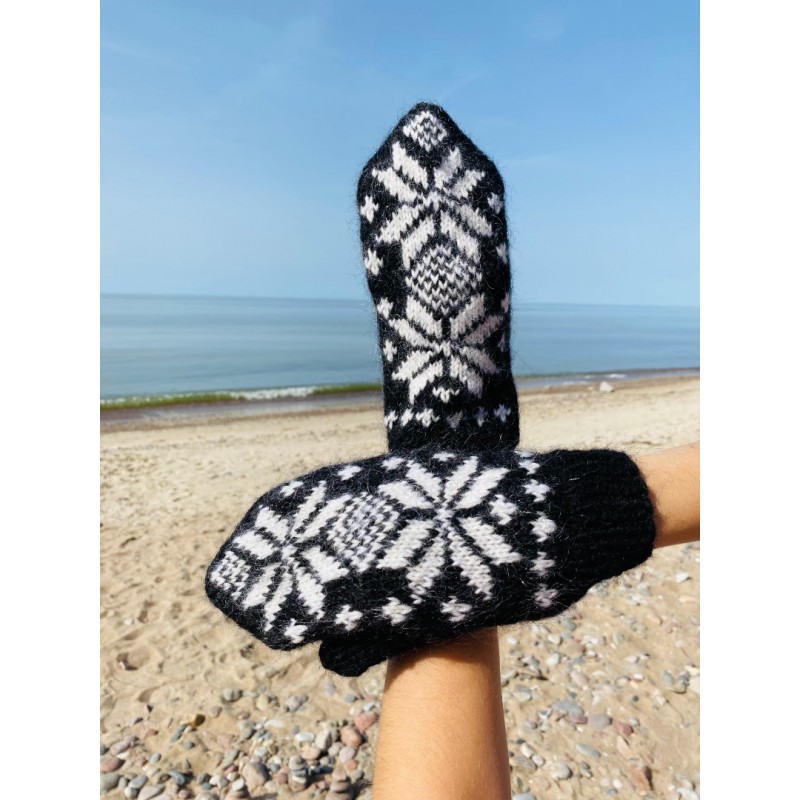 Megztos juodos spalvos pirštinės su snaigėmis