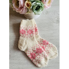 Megztos vilnonės kojinės baltos spalvos su rožiniu raštu