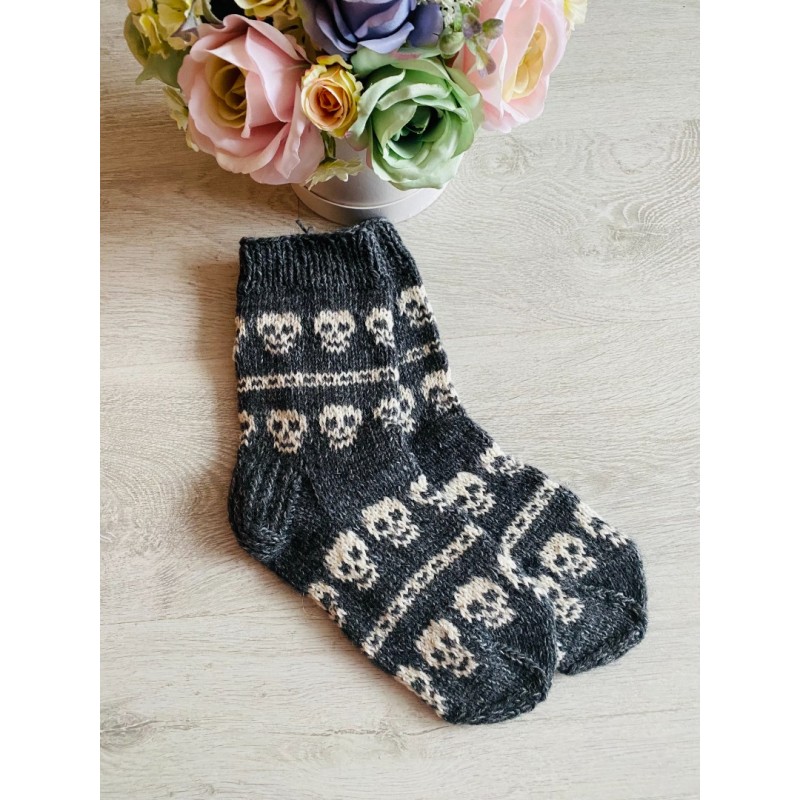 Megztos vilnonės kojinės su kaukolėmis tamsiai pilkos spalvos