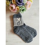 Megztos vilnonės kojinės pilkos spalvos su namukais