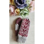 Megztos pilkos spalvos pirštinės su širdelių raštu Megztos pilkos spalvos pirštinės su širdelių raštu