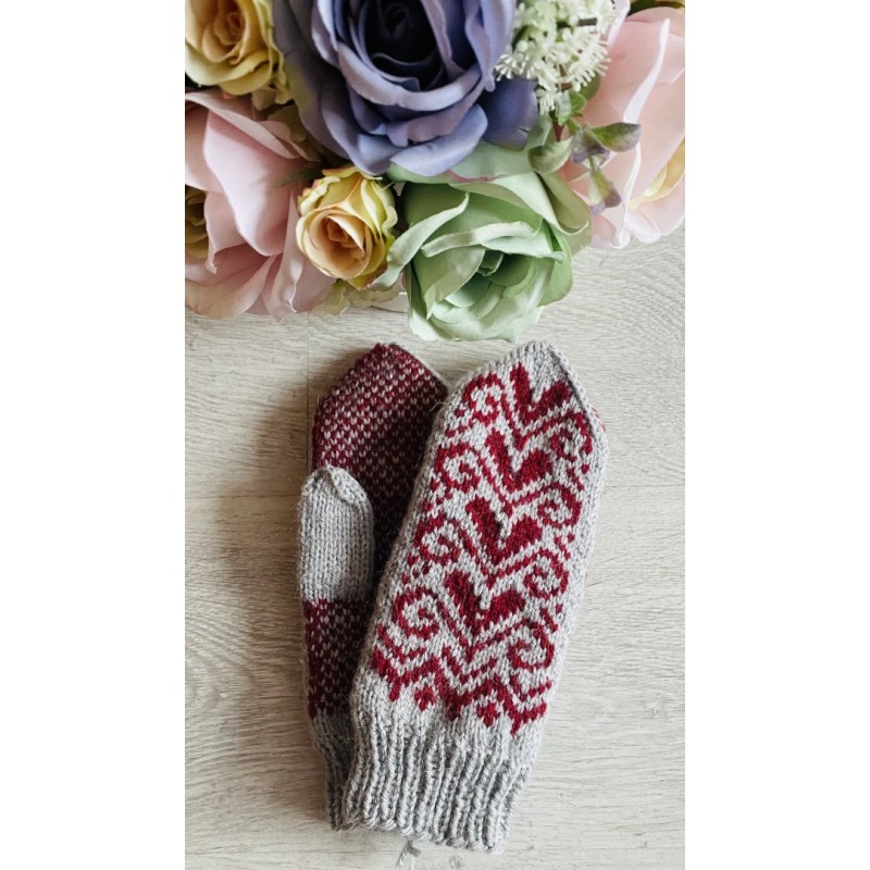 Megztos pilkos spalvos pirštinės su širdelių raštu Megztos pilkos spalvos pirštinės su širdelių raštu