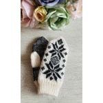 Megztos baltos spalvos pirštinės su juodu raštu Megztos baltos spalvos pirštinės su juodu raštu