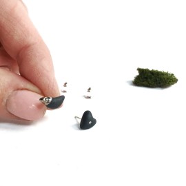 Juodo porceliano  auskarai "Varnėnas ir jo širdelė"