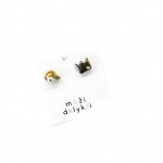 Mini keramikos auskarai "Taškuotas obuoliukas ir platinos karūnėlė"