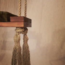 Medinės supynės-tamsi naktis