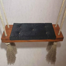 Medinės supynės-tamsi naktis