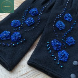 Elegantiškos juodos pirštuotos pirštinės moterims, dekoruotos rankų darbo dekoro elementais "Karališkai mėlyna"