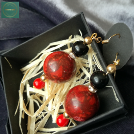 Auskarai su koralų ir onikso akmenukais