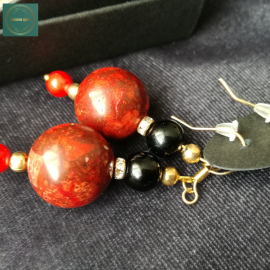 Auskarai su koralų ir onikso akmenukais