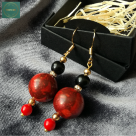 Auskarai su koralų ir onikso akmenukais