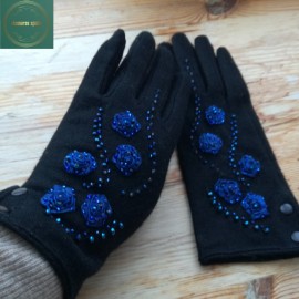 Elegantiškos juodos pirštuotos pirštinės moterims, dekoruotos rankų darbo dekoro elementais "Karališkai mėlyna"