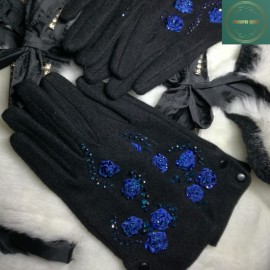 Elegantiškos juodos pirštuotos pirštinės moterims, dekoruotos rankų darbo dekoro elementais "Tamsi mėlyna jūra"