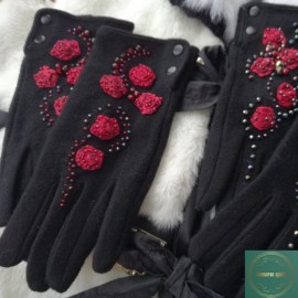 Elegantiškos juodos pirštuotos pirštinės moterims, dekoruotos rankų darbo dekoro elementais "Karmen"