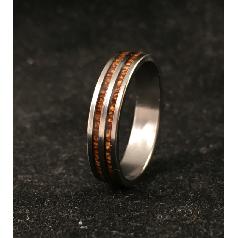 Titano žiedas su medžio juostelėmis