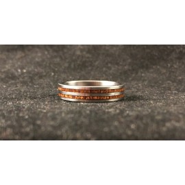 Titano žiedas su medžio juostelėmis