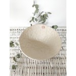 Baltas dubuo su raudonais mezginiais