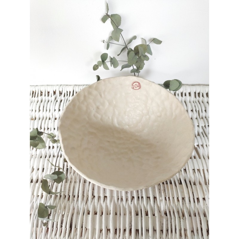 Baltas dubuo su raudonais mezginiais