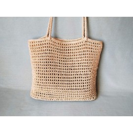 Rankinė per petį nerta