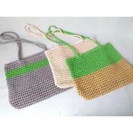 Rankinė per petį nerta 