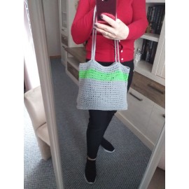 Rankinė per petį nerta 