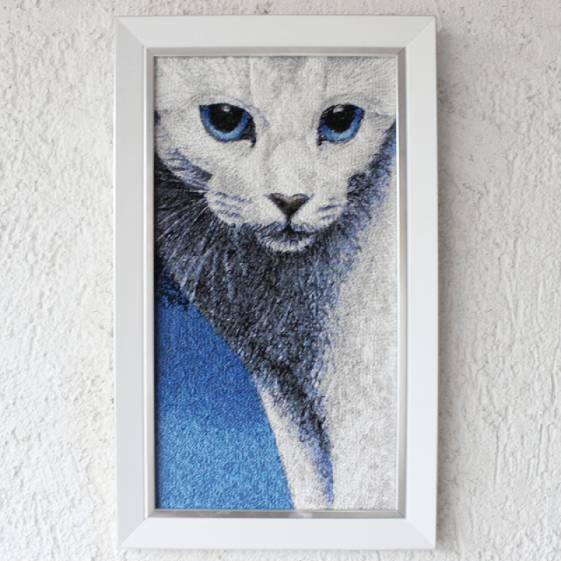 Siuvinėtas paveikslas " Baltas katinas" 24x39 cm su rėmeliu