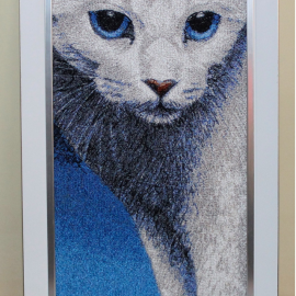 Siuvinėtas paveikslas " Baltas katinas" 24x39 cm su rėmeliu
