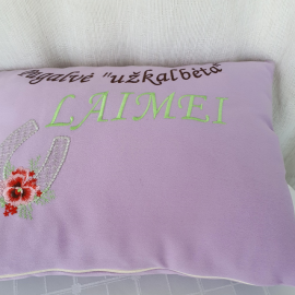 Siuvinėta pagalvė "Užkalbėta laimei"