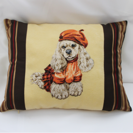 Siuvinėta pagalvė "Šuniukas su berete"