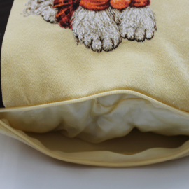 Siuvinėta pagalvė "Šuniukas su berete"