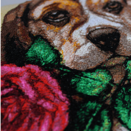 Siuvinėta pagalvė "Šuniukas su gėlyte"