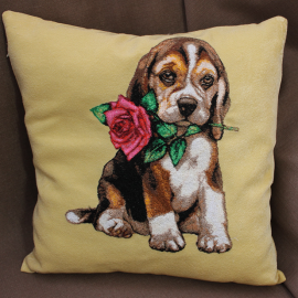 Siuvinėta pagalvė "Šuniukas su gėlyte"