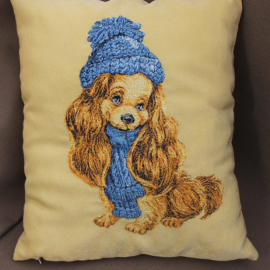 Siuvinėta pagalvė "Šuniukas su kepure"