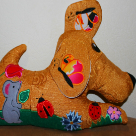 Siuvinėta pagalvė "Šuniukas dekoratyvinis oranžinis"