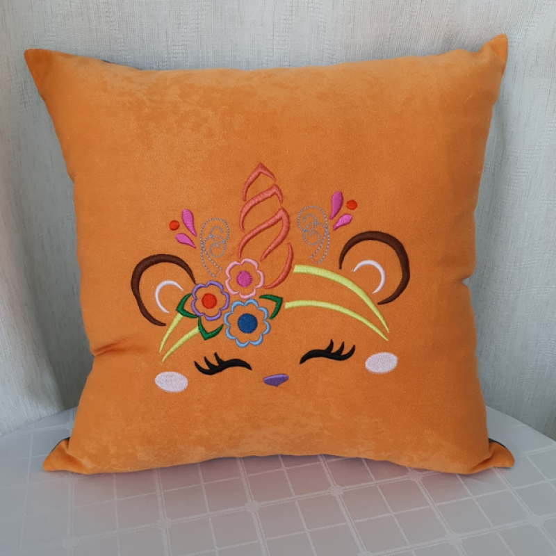 Siuvinėta pagalvė "Vienragis katytė"