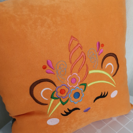 Siuvinėta pagalvė "Vienragis katytė"