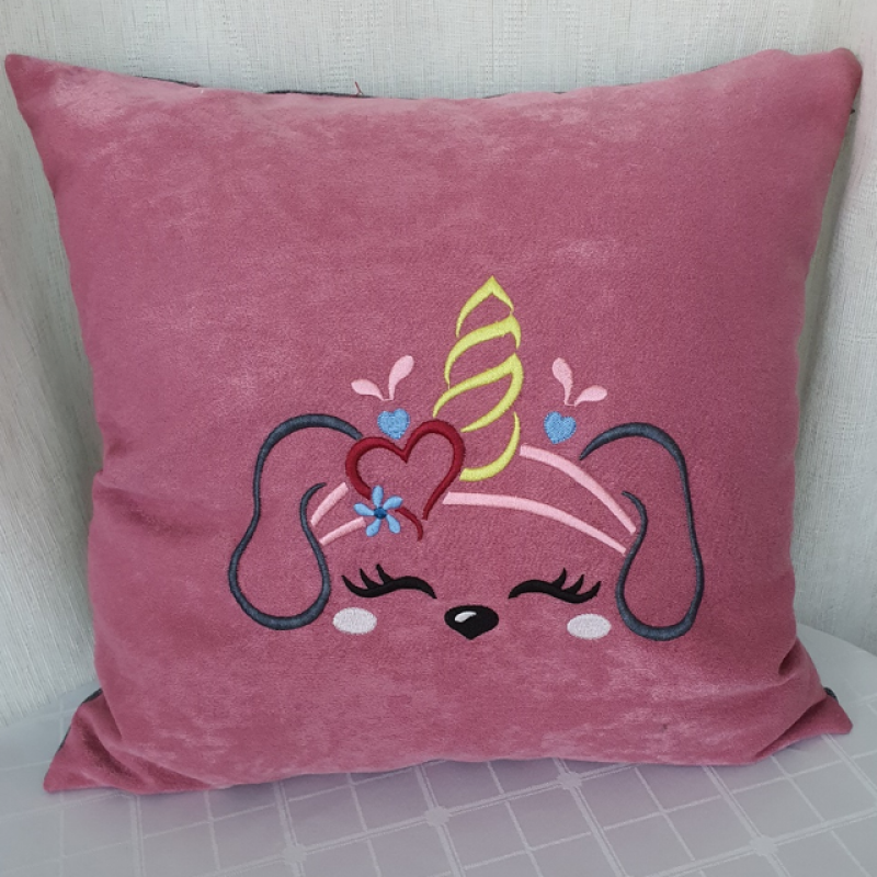 Siuvinėta pagalvė "Vienragis šuniukas"